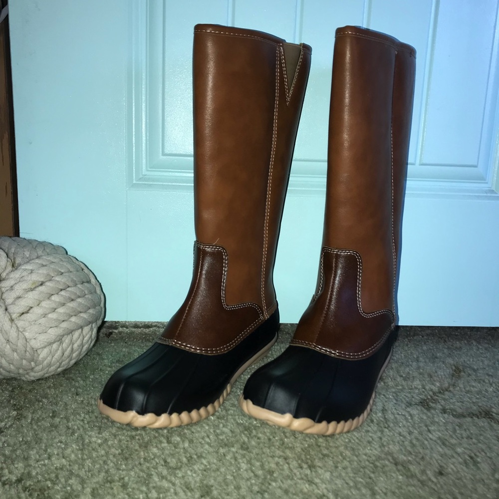 Woman’s size 7, two tone brown insulated boots.